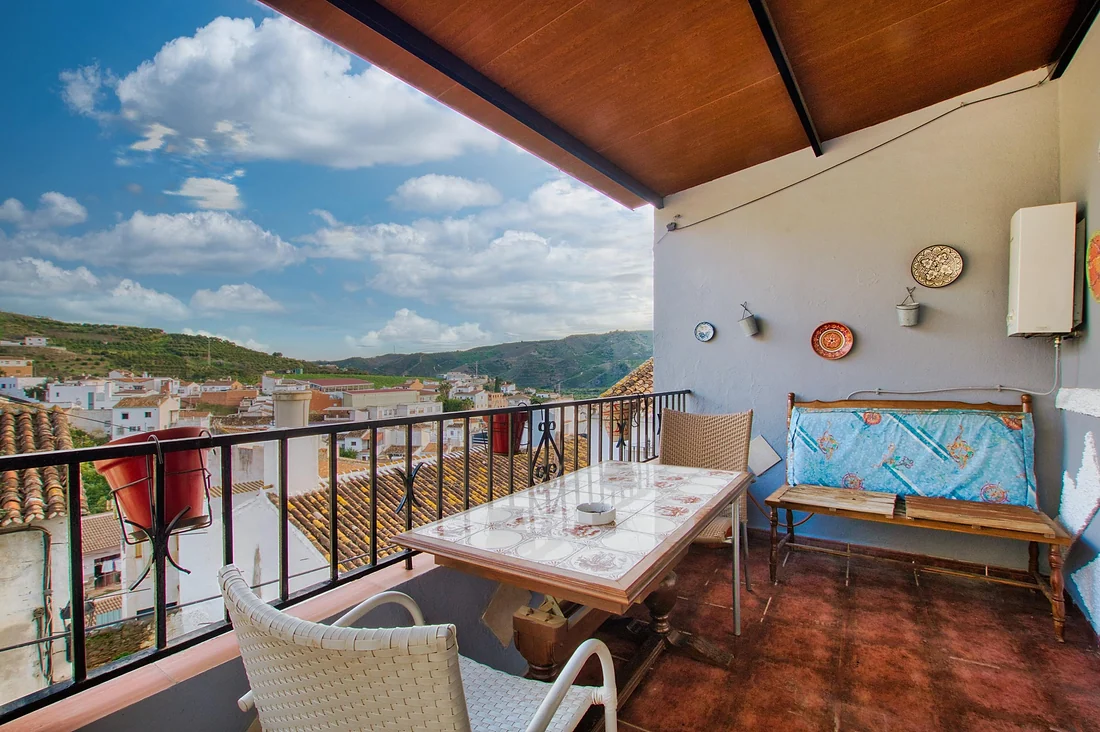 Gran Casa de 3 Plantas con Patio en el Corazón de Benamargosa
