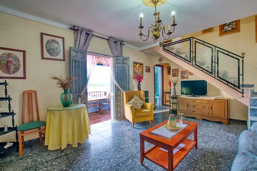 Gran Casa de 3 Plantas con Patio en el Corazón de Benamargosa · 2/35