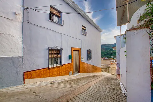 Gran Casa de 3 Plantas con Patio en el Corazón de Benamargosa · 3/35