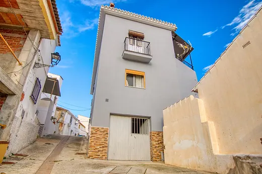 Gran Casa de 3 Plantas con Patio en el Corazón de Benamargosa · 4/35