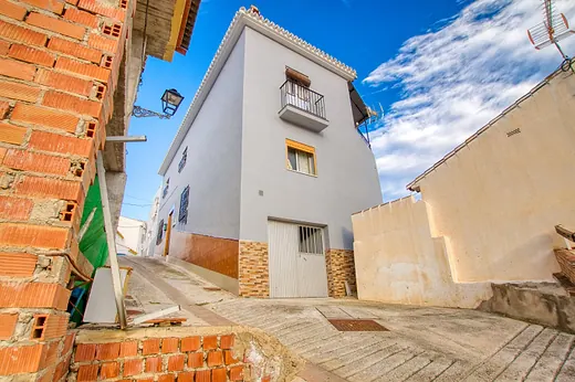 Gran Casa de 3 Plantas con Patio en el Corazón de Benamargosa · 5/35
