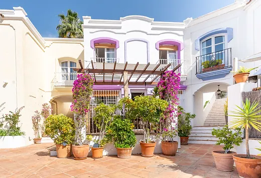 Reihenhaus mit 2 Schlafzimmern in La Alborada, Benahavís · 4/30