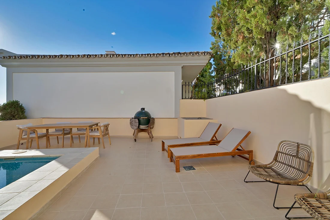 Adosado Exquisitamente Reformado con Terraza Soleada y Piscina Privada en Aldea Dorada