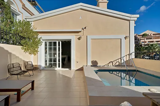 Adosado Exquisitamente Reformado con Terraza Soleada y Piscina Privada en Aldea Dorada · 2/19