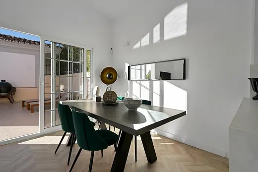 Adosado Exquisitamente Reformado con Terraza Soleada y Piscina Privada en Aldea Dorada · 3/19