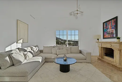 Adosado Exquisitamente Reformado con Terraza Soleada y Piscina Privada en Aldea Dorada · 4/19