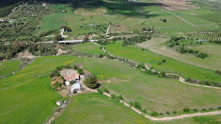 Ländliches Grundstück mit 4 Schlafzimmern in Montecorto
