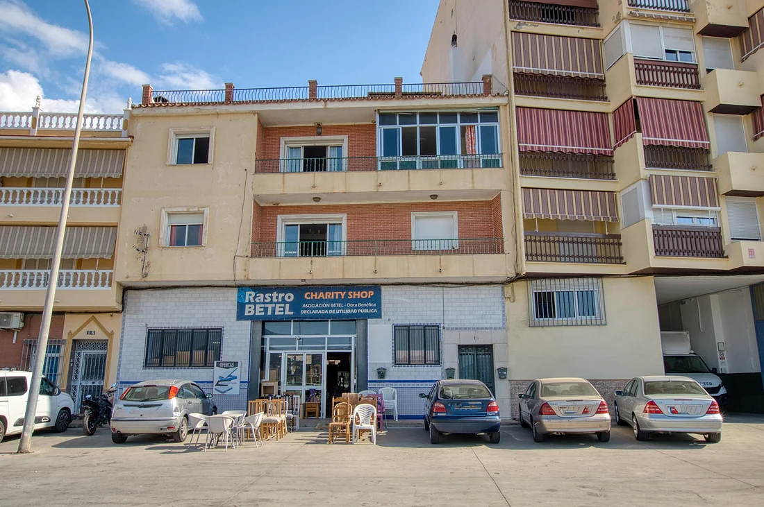 Gran oportunidad de inversión en Vélez-Málaga: Edificio completo con inmenso potencial comercial y residencial