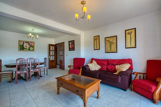 Gran oportunidad de inversión en Vélez-Málaga: Edificio completo con inmenso potencial comercial y residencial · 2/40
