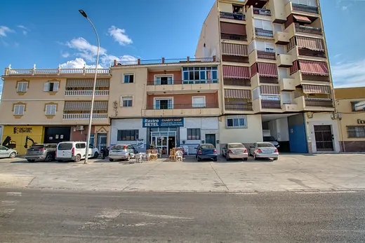 Gran oportunidad de inversión en Vélez-Málaga: Edificio completo con inmenso potencial comercial y residencial · 5/40