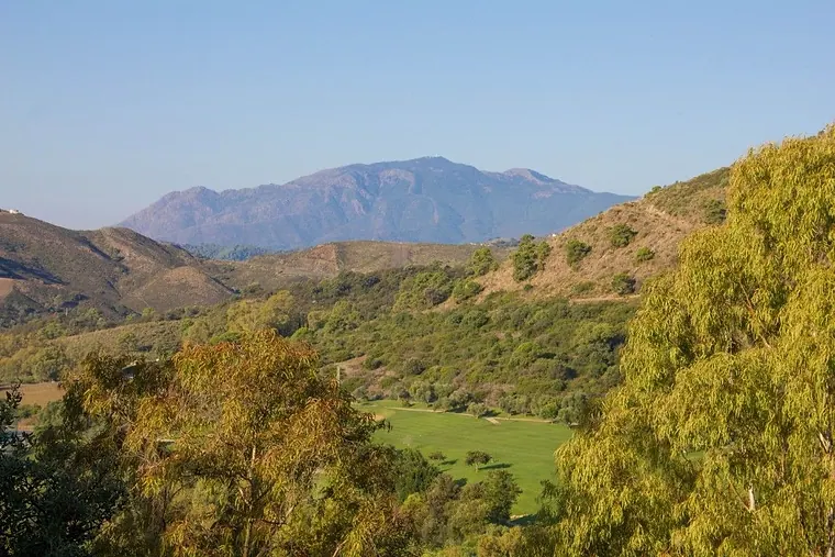 Baugrundstück mit 1.042 m² in Los Arqueros-Puerto del Almendro, Benahavís