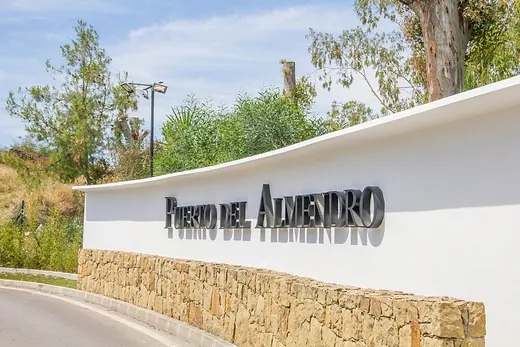 Baugrundstück mit 1.042 m² in Los Arqueros-Puerto del Almendro, Benahavís · 2/18