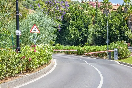 Baugrundstück mit 1.042 m² in Los Arqueros-Puerto del Almendro, Benahavís · 3/18