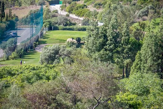 Baugrundstück mit 1.042 m² in Los Arqueros-Puerto del Almendro, Benahavís · 4/18