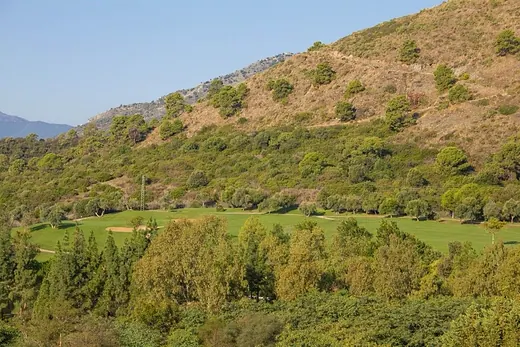 Baugrundstück mit 1.042 m² in Los Arqueros-Puerto del Almendro, Benahavís · 5/18