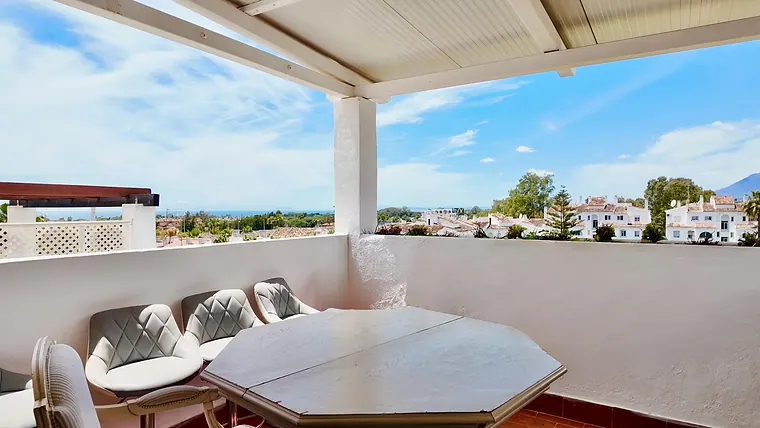 Ático con vistas al mar en El Paraíso, Estepona – Terraza, piscina y garaje