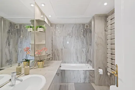 Duplex-Penthouse mit 2 Schlafzimmern in Río Real, Marbella · 5/40