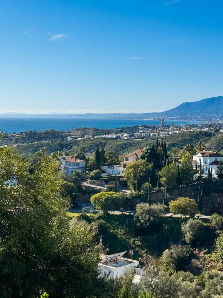 Villa Horizonte – Villa en proceso de reforma con vistas al mar en El Rosario, Marbella Este