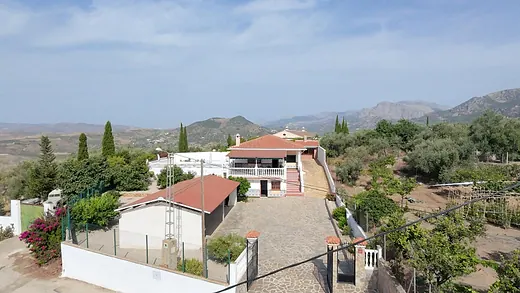 Casa de campo PERO en el pueblo, con piscina y espectaculares vistas a la sierra, al embalse de La Viñuela y al mar · 5/39