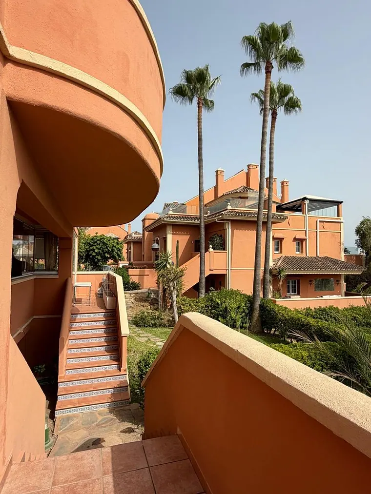 Wohnung mit 2 Schlafzimmern in Nueva Andalucía, Marbella