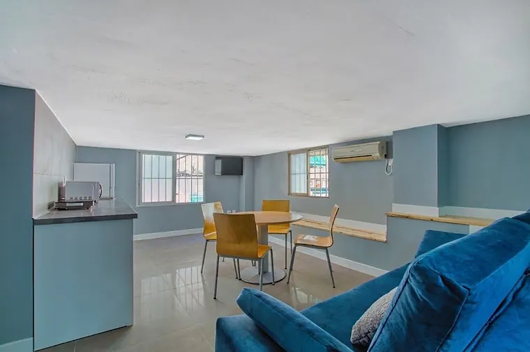 Refurbished, ready-to-use commercial premises on Pasaje Juan Sebastián Elcano, a pedestrian street in Vélez-Málaga,