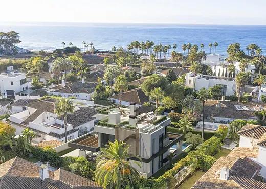 Villa mit 6 Schlafzimmern in Los Monteros, Marbella · 2/10