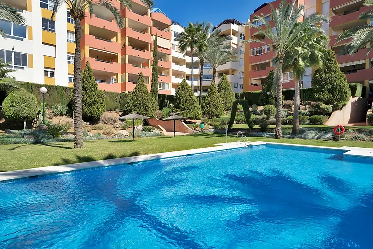 Luminoso apartamento en planta baja con amplia terraza y jardín privado / Atalaya Green Mar, Estepona