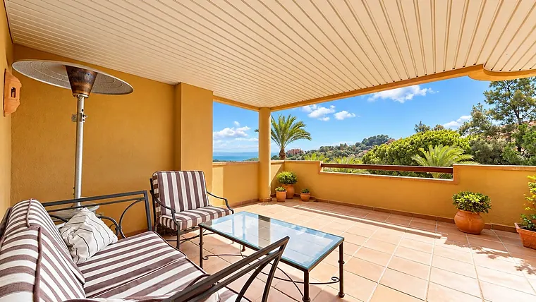 Piso con vistas al mar y terraza en Urbanización El Vicario, La Mairena (Ojén)