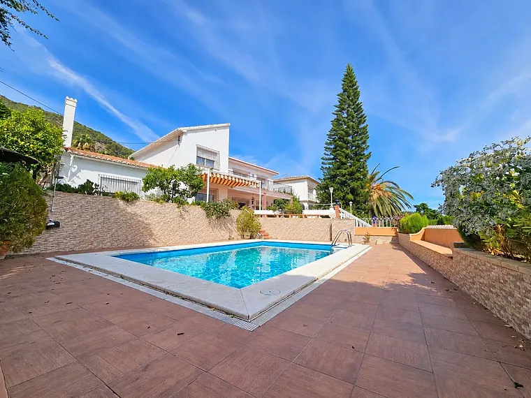 Exclusiva residencia con piscina privada en el corazón de Casarabonela