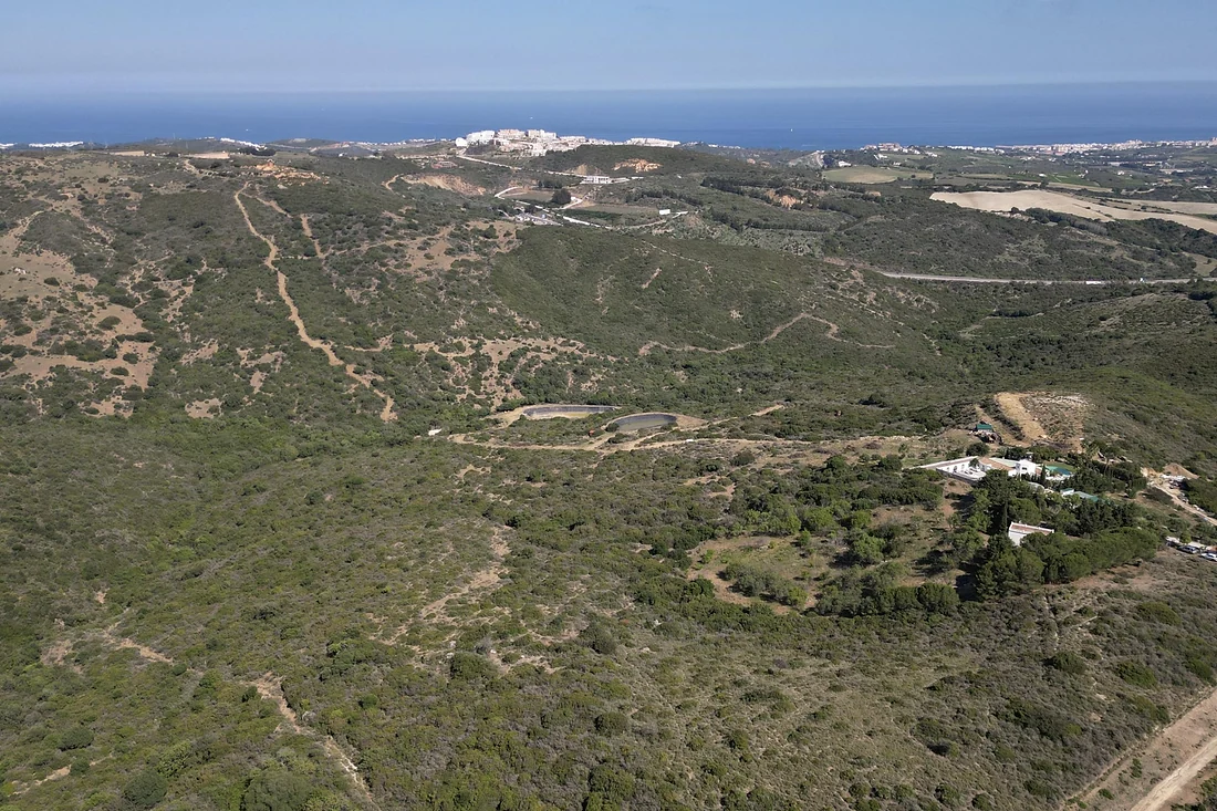 Ländliches Grundstück mit 96.538 m² in Doña Julia Golf, Casares