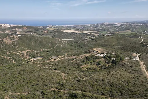 Ländliches Grundstück mit 96.538 m² in Doña Julia Golf, Casares · 2/21
