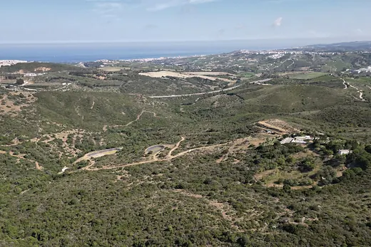 Ländliches Grundstück mit 96.538 m² in Doña Julia Golf, Casares · 3/21